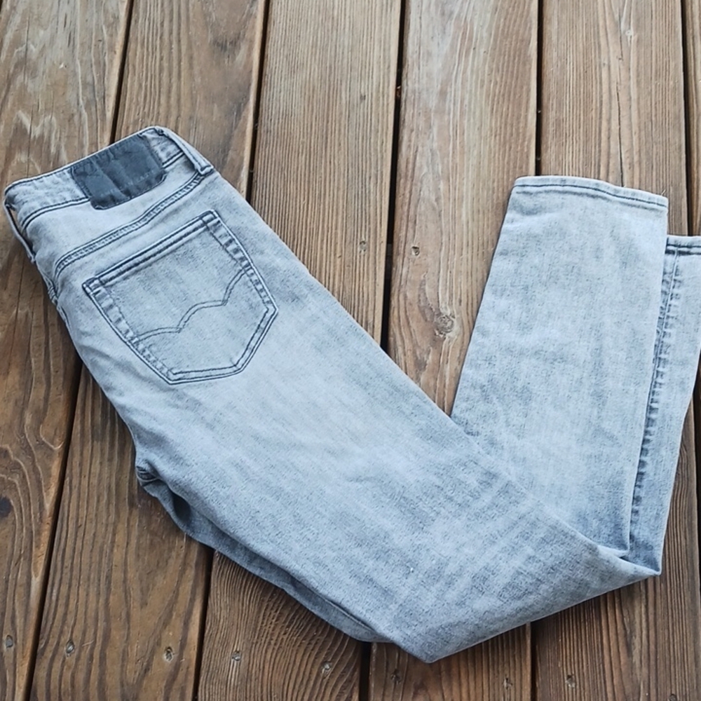 American Eagle women's gray distressed jeans size 30 x 32